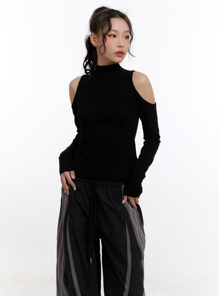 slim-fit-turtleneck-cut-out-top-cn421 / Black