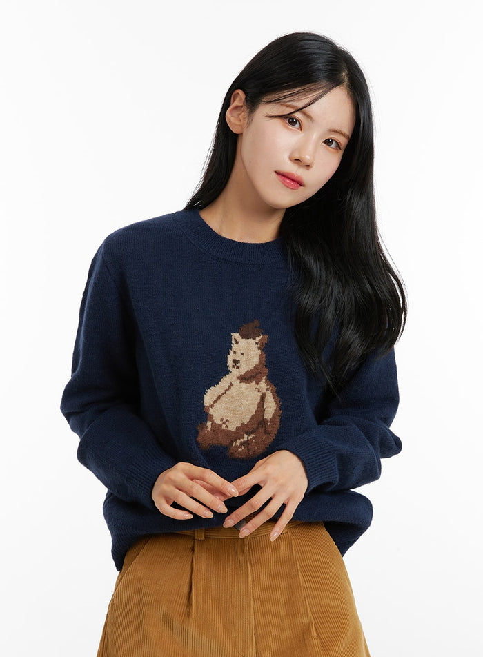bear-graphic-round-neck-sweater-on316 / Dark blue