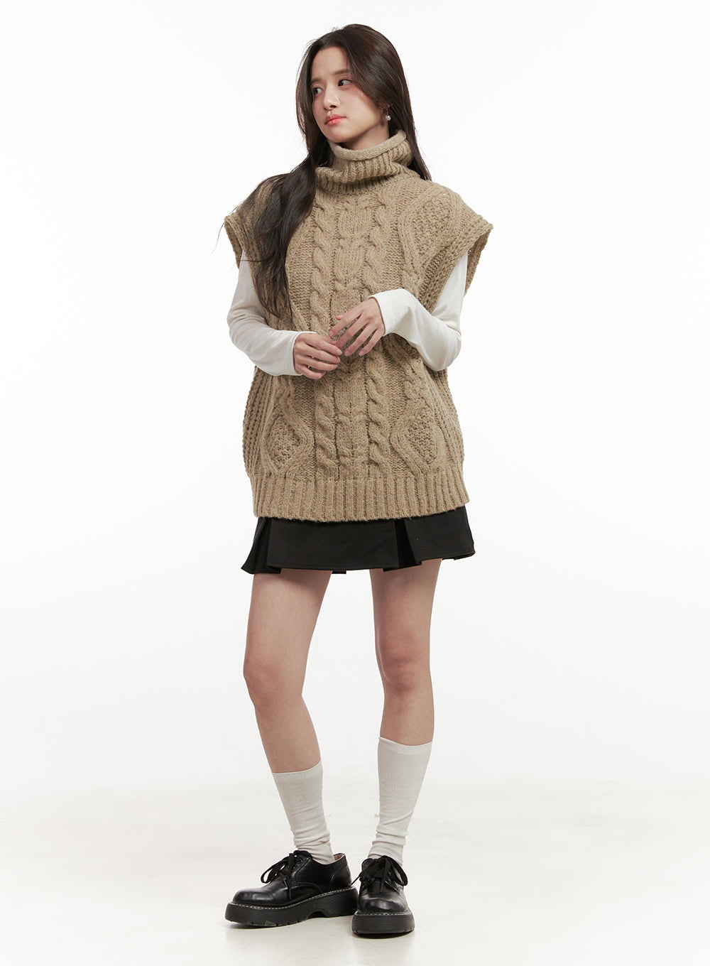 cable-knit-oversize-turtle-neck-vest-on429