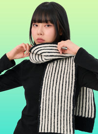 knit-stripe-scarf-in302 / Black
