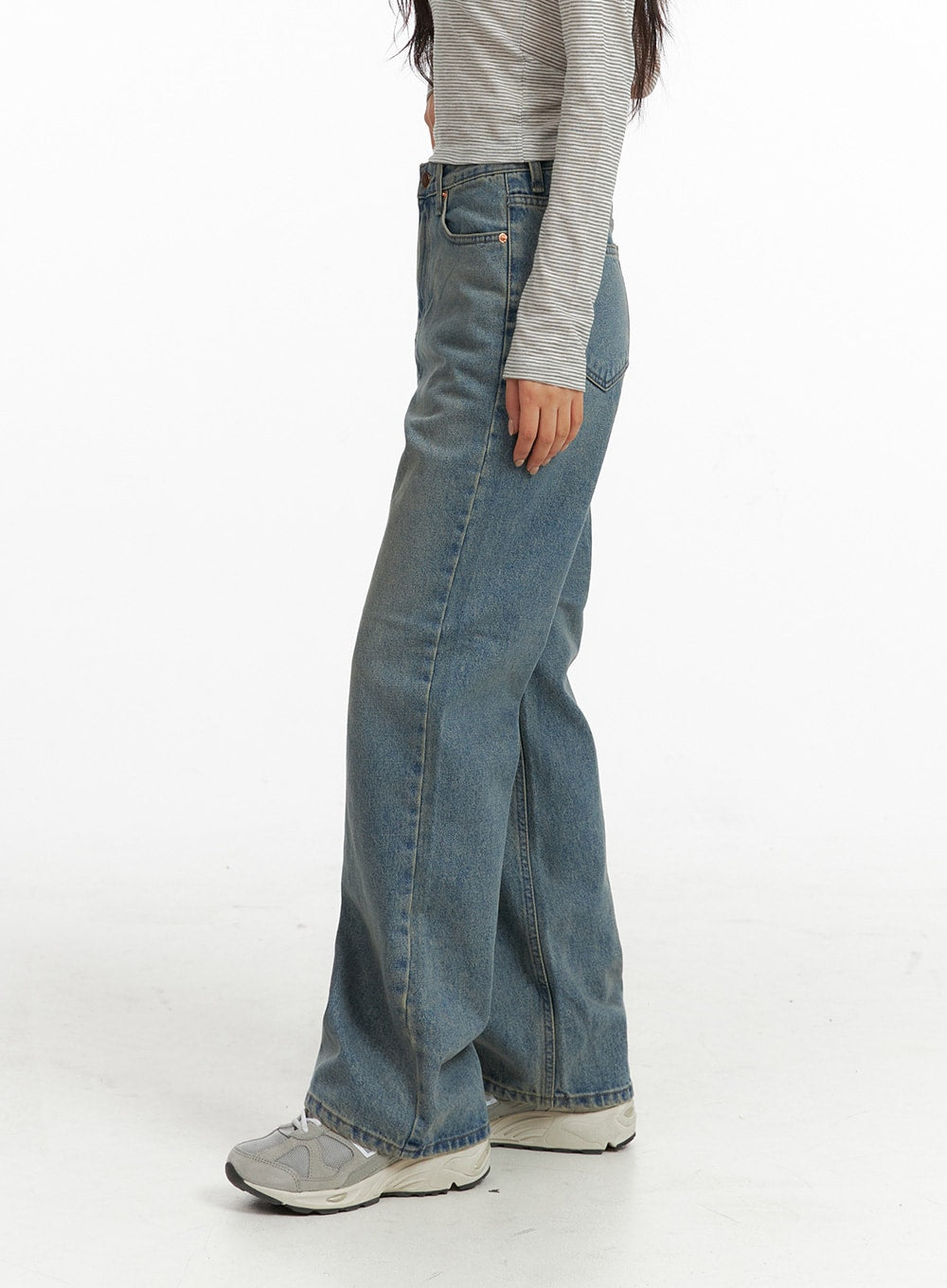 solid-straight-leg-jeans-cf407