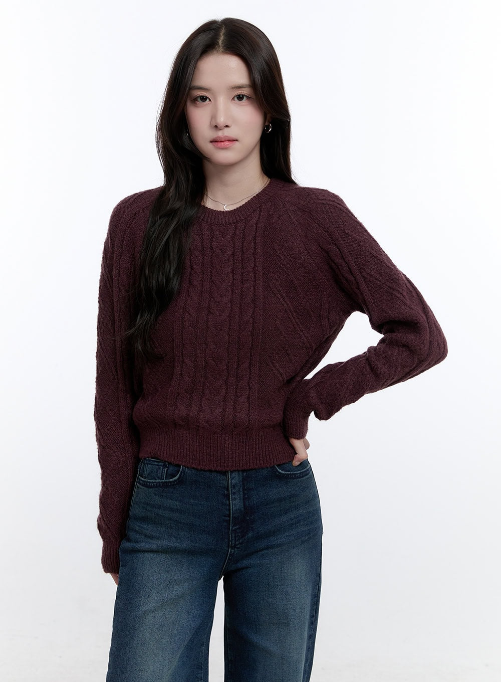 cable-knit-round-neck-sweater-on418