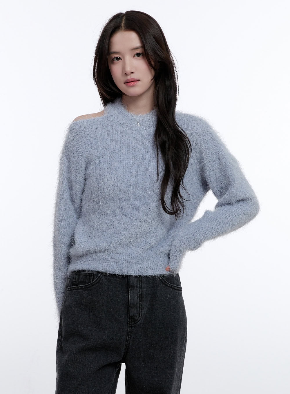 chic-cut-out-sweater-on418