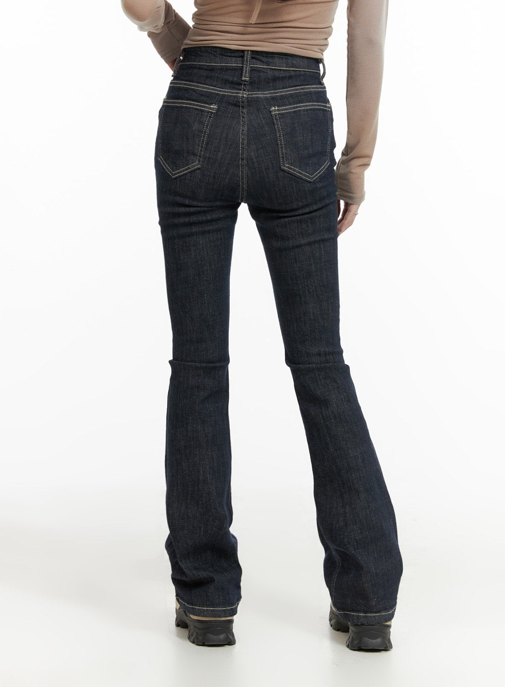 high-rise-slim-fit-bootcut-jeans-ca403
