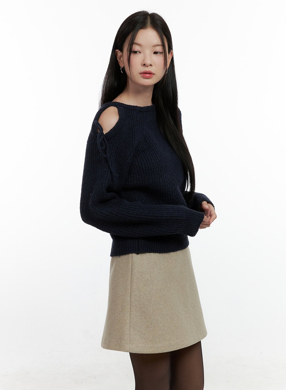 shoulder-cut-out-sweater-on408