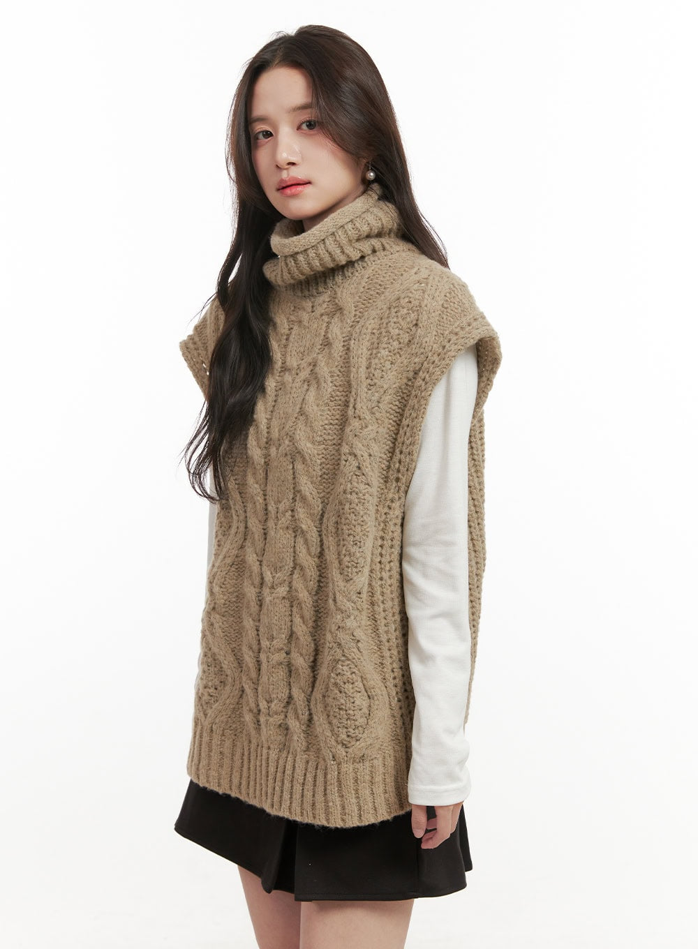 cable-knit-oversize-turtle-neck-vest-on429