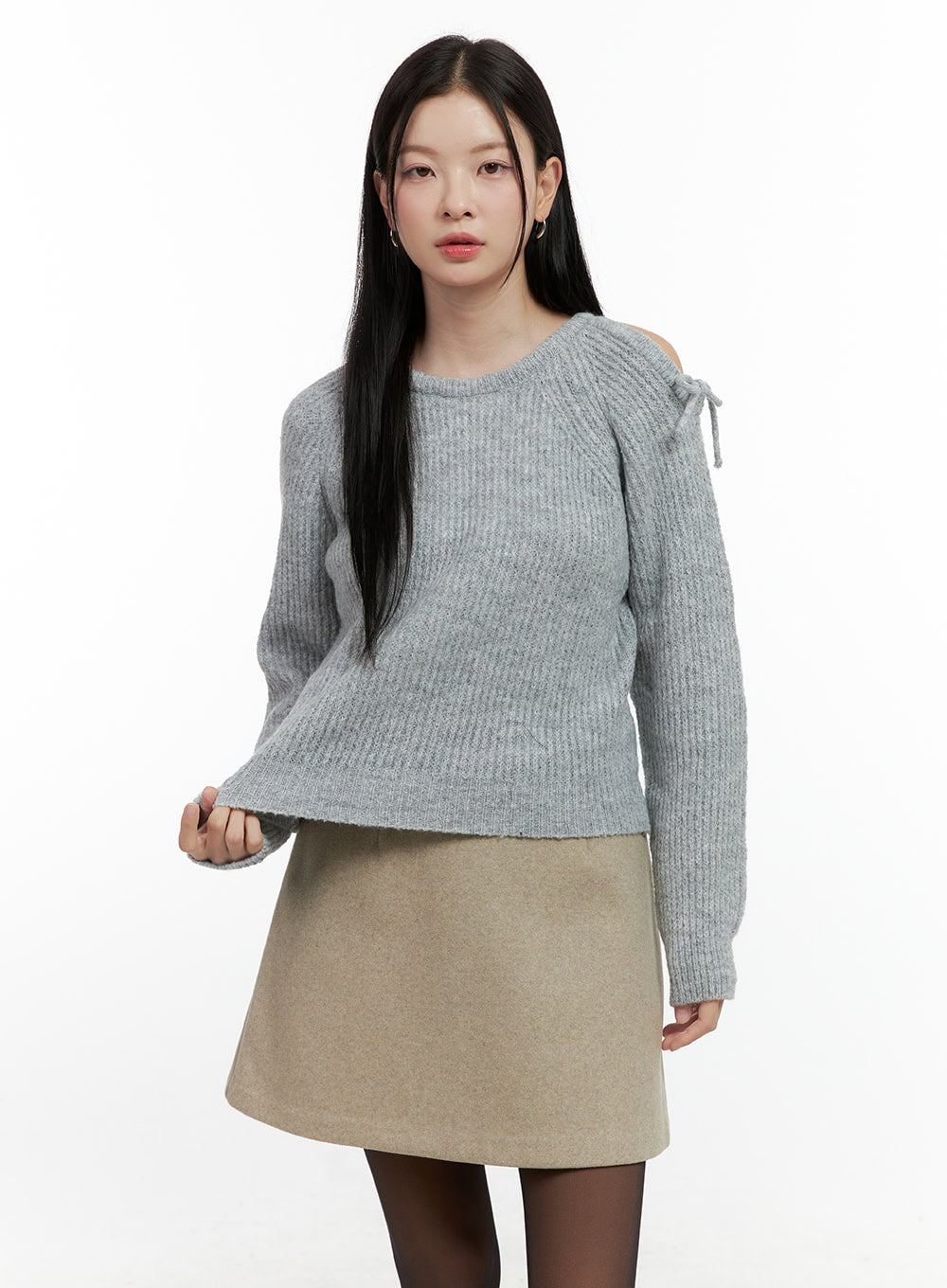 shoulder-cut-out-sweater-on408 / Gray