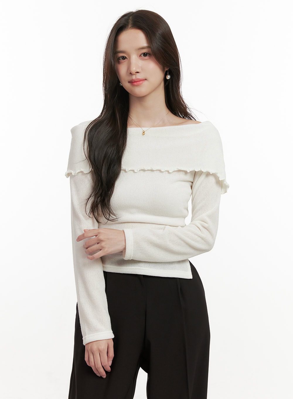 frill-off-shoulder-top-on429 / White