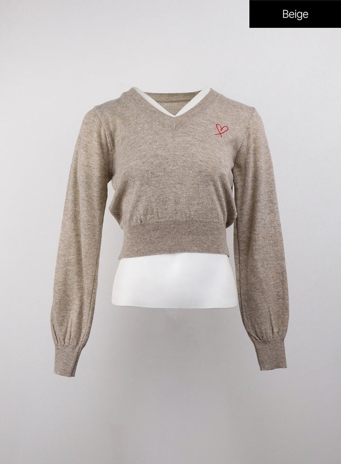 heart-embroidered-v-neck-crop-sweater-oj416 / Beige