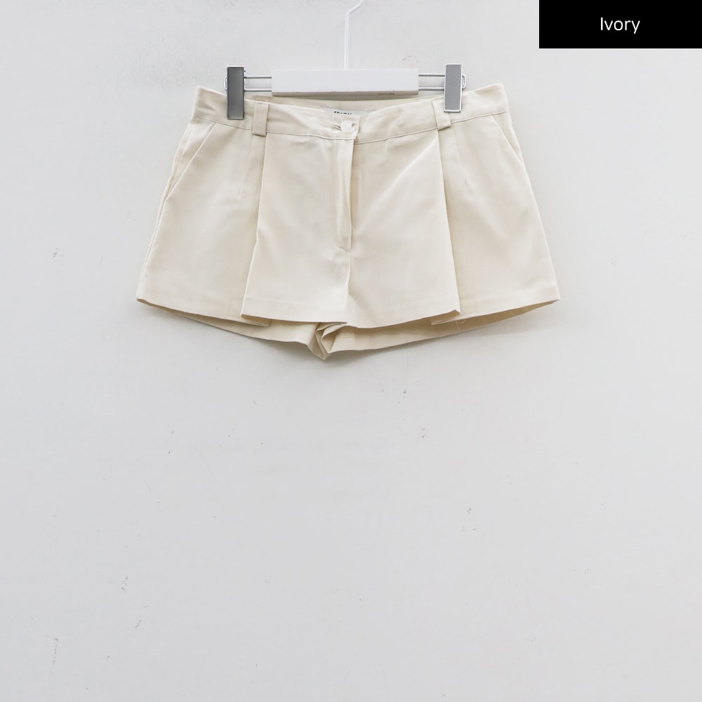 Low-Rise Pintuck Shorts CY25